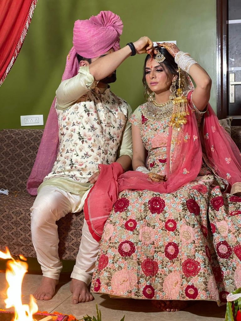 IN PICS: Kundali Bhagya actress Isha Anand Sharma ties the knot with Captain Vasdev Singh Jasrotia! 34