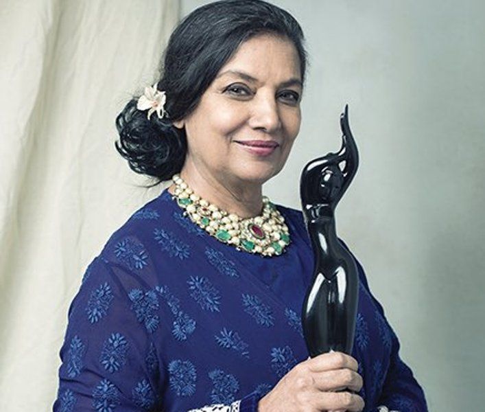 Shabana-Azmi-With-Her-Filmfare-Award